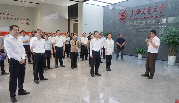6月7日，市委常委、區(qū)委書記張建華等領導實地觀摩了上海交大南通先進技術研究院。  徐浩翔 攝.jpg
